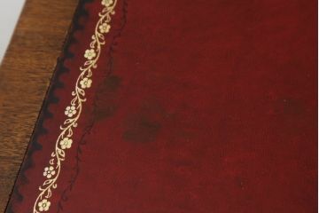 イギリスアンティーク　マホガニー材　ガラス天板付き　格調高い雰囲気溢れるレザートップニーホールデスク(両袖机、プレジデントデスク、ワークデスク、在宅用、在宅ワーク用、英国)(R-073271)