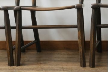 中古　美品　飛騨産業　PROVINCIAL(プロヴィンシャル・プロビンシャル)　シックな色合いと曲線を描くデザインが魅力的なブレースバックチェア4脚セット(ダイニングチェア、板座チェア)(定価4脚で約44万円)(R-073273)