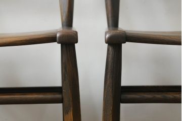 中古　美品　飛騨産業　PROVINCIAL(プロヴィンシャル・プロビンシャル)　シックな色合いと曲線を描くデザインが魅力的なブレースバックチェア4脚セット(ダイニングチェア、板座チェア)(定価4脚で約44万円)(R-073273)