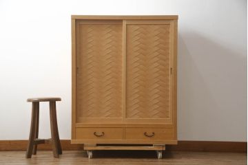 和製ビンテージ　民芸家具　上質な和の空間づくりにおすすめの背の低い置き水屋(置水屋、茶水屋、戸棚、茶棚、収納棚、網代引戸、ヴィンテージ)(R-073275)