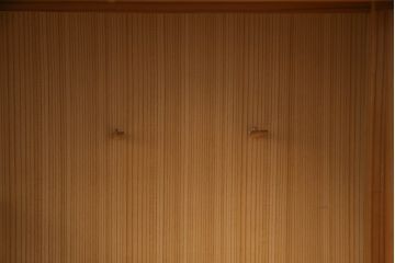 和製ビンテージ　民芸家具　上質な和の空間づくりにおすすめの背の低い置き水屋(置水屋、茶水屋、戸棚、茶棚、収納棚、網代引戸、ヴィンテージ)(R-073275)