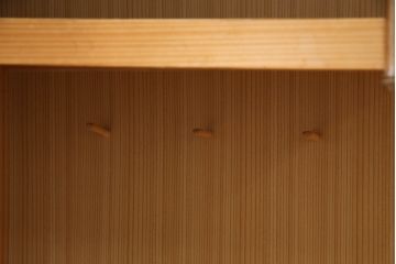 和製ビンテージ　民芸家具　上質な和の空間づくりにおすすめの背の低い置き水屋(置水屋、茶水屋、戸棚、茶棚、収納棚、網代引戸、ヴィンテージ)(R-073275)