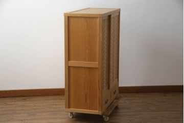 和製ビンテージ　民芸家具　上質な和の空間づくりにおすすめの背の低い置き水屋(置水屋、茶水屋、戸棚、茶棚、収納棚、網代引戸、ヴィンテージ)(R-073275)