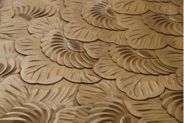 中古　美品!!　日光彫り　大胆な花柄の彫刻が目を引くセンターテーブル(ローテーブル、サイドテーブル)(R-073276)