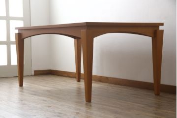 中古　イタリア製　ポラダ(porada)社　すっきりとした佇まいが魅力的なダイニングテーブル(4人掛け、6人掛け、食卓)(定価約32万円)(R-073290)