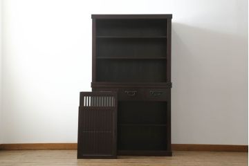 中古　美品　高級品!!　三越百貨店　三方栗材　上質な和の空間を演出する格子引き戸の二段重ね水屋箪笥(食器棚、茶箪笥、キャビネット、収納棚、戸棚、重ねタンス、店舗什器)(R-073295)