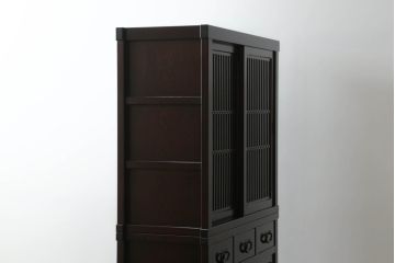 中古　美品　高級品!!　三越百貨店　三方栗材　上質な和の空間を演出する格子引き戸の二段重ね水屋箪笥(食器棚、茶箪笥、キャビネット、収納棚、戸棚、重ねタンス、店舗什器)(R-073295)