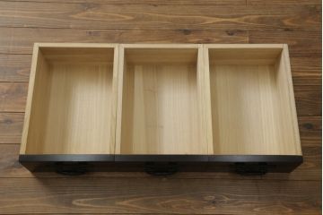 中古　美品　高級品!!　三越百貨店　三方栗材　上質な和の空間を演出する格子引き戸の二段重ね水屋箪笥(食器棚、茶箪笥、キャビネット、収納棚、戸棚、重ねタンス、店舗什器)(R-073295)