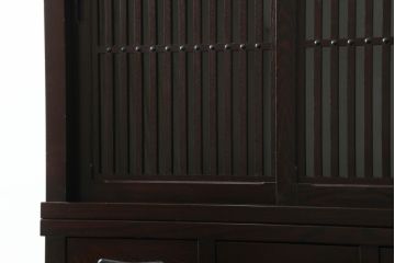 中古　美品　高級品!!　三越百貨店　三方栗材　上質な和の空間を演出する格子引き戸の二段重ね水屋箪笥(食器棚、茶箪笥、キャビネット、収納棚、戸棚、重ねタンス、店舗什器)(R-073295)
