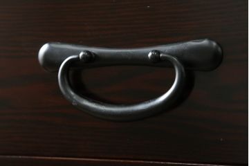 中古　美品　高級品!!　三越百貨店　三方栗材　上質な和の空間を演出する格子引き戸の二段重ね水屋箪笥(食器棚、茶箪笥、キャビネット、収納棚、戸棚、重ねタンス、店舗什器)(R-073295)