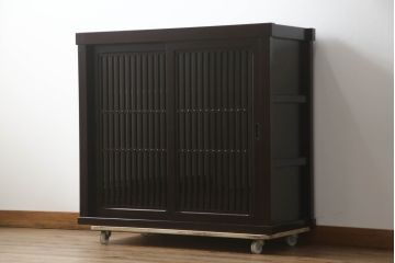 中古　美品　高級品!!　三越百貨店　三方栗材　上質な和の空間を演出する格子引き戸の水屋箪笥サイドボード(サイドキャビネット、収納棚、戸棚、茶タンス、店舗什器)(R-073296)