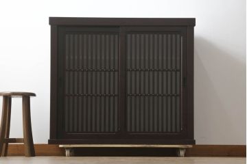 中古　美品　高級品!!　三越百貨店　三方栗材　上質な和の空間を演出する格子引き戸の水屋箪笥サイドボード(サイドキャビネット、収納棚、戸棚、茶タンス、店舗什器)(R-073296)