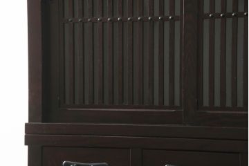 中古　美品　高級品!!　三越百貨店　三方栗材　上質な和の空間を演出する格子引き戸の水屋箪笥サイドボード(サイドキャビネット、収納棚、戸棚、茶タンス、店舗什器)(R-073296)