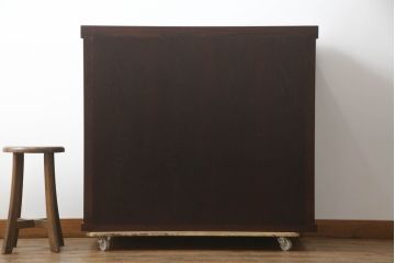中古　美品　高級品!!　三越百貨店　三方栗材　上質な和の空間を演出する格子引き戸の水屋箪笥サイドボード(サイドキャビネット、収納棚、戸棚、茶タンス、店舗什器)(R-073296)