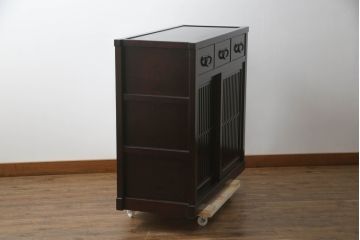 中古　美品　高級品!!　三越百貨店　三方栗材　上質な和の空間を演出する格子引き戸の水屋箪笥サイドボード(サイドキャビネット、収納棚、戸棚、茶タンス、店舗什器)(R-073297)