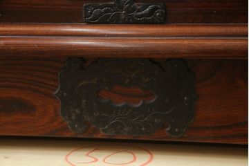 中古　伝統民芸家具　岩谷堂箪笥　金具の細やかなデザインが美しいサイドボード(収納棚、戸棚、飾り棚、食器棚、サイドキャビネット)(R-073298)