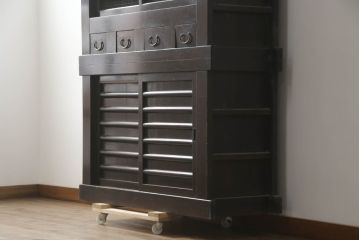 和製アンティーク　四尺　透かしと横桟引き戸が魅力的な二段重ね水屋箪笥(食器棚、キャビネット、重ねタンス、茶棚、茶箪笥、収納棚、戸棚、店舗什器)(R-073300)