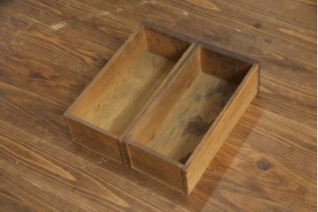 和製アンティーク　四尺　透かしと横桟引き戸が魅力的な二段重ね水屋箪笥(食器棚、キャビネット、重ねタンス、茶棚、茶箪笥、収納棚、戸棚、店舗什器)(R-073300)