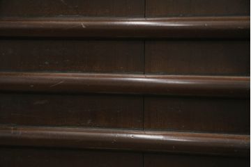 和製アンティーク　四尺　透かしと横桟引き戸が魅力的な二段重ね水屋箪笥(食器棚、キャビネット、重ねタンス、茶棚、茶箪笥、収納棚、戸棚、店舗什器)(R-073300)