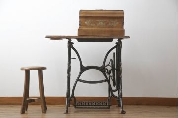 ジャンク品　希少!!　BRILLANT　お洒落なアンティークの空間を演出する足踏みミシン(ミシンテーブル、工業用ミシン、ミシン台、サイドテーブル、ディスプレイ)(R-073305)
