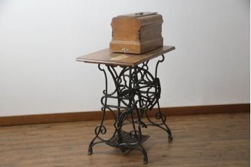 ジャンク品　希少!!　BRILLANT　お洒落なアンティークの空間を演出する足踏みミシン(ミシンテーブル、工業用ミシン、ミシン台、サイドテーブル、ディスプレイ)(R-073305)