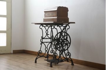 ジャンク品　希少!!　BRILLANT　お洒落なアンティークの空間を演出する足踏みミシン(ミシンテーブル、工業用ミシン、ミシン台、サイドテーブル、ディスプレイ)(R-073305)