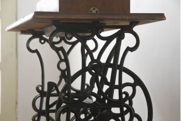 ジャンク品　希少!!　BRILLANT　お洒落なアンティークの空間を演出する足踏みミシン(ミシンテーブル、工業用ミシン、ミシン台、サイドテーブル、ディスプレイ)(R-073305)