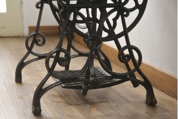 ジャンク品　希少!!　BRILLANT　お洒落なアンティークの空間を演出する足踏みミシン(ミシンテーブル、工業用ミシン、ミシン台、サイドテーブル、ディスプレイ)(R-073305)