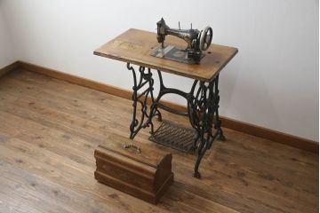 ジャンク品　希少!!　BRILLANT　お洒落なアンティークの空間を演出する足踏みミシン(ミシンテーブル、工業用ミシン、ミシン台、サイドテーブル、ディスプレイ)(R-073305)