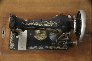 ジャンク品　希少!!　BRILLANT　お洒落なアンティークの空間を演出する足踏みミシン(ミシンテーブル、工業用ミシン、ミシン台、サイドテーブル、ディスプレイ)(R-073305)
