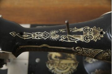 ジャンク品　希少!!　BRILLANT　お洒落なアンティークの空間を演出する足踏みミシン(ミシンテーブル、工業用ミシン、ミシン台、サイドテーブル、ディスプレイ)(R-073305)