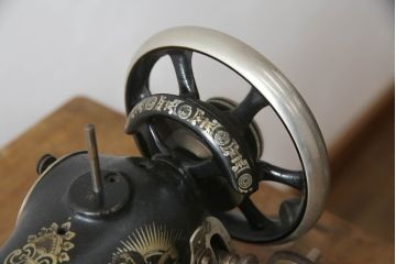 ジャンク品　希少!!　BRILLANT　お洒落なアンティークの空間を演出する足踏みミシン(ミシンテーブル、工業用ミシン、ミシン台、サイドテーブル、ディスプレイ)(R-073305)