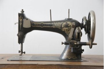 ジャンク品　希少!!　BRILLANT　お洒落なアンティークの空間を演出する足踏みミシン(ミシンテーブル、工業用ミシン、ミシン台、サイドテーブル、ディスプレイ)(R-073305)