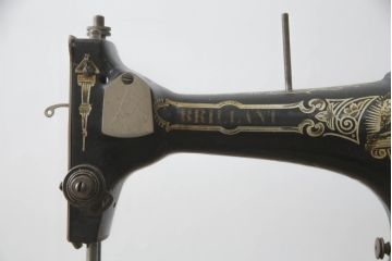 ジャンク品　希少!!　BRILLANT　お洒落なアンティークの空間を演出する足踏みミシン(ミシンテーブル、工業用ミシン、ミシン台、サイドテーブル、ディスプレイ)(R-073305)