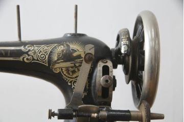 ジャンク品　希少!!　BRILLANT　お洒落なアンティークの空間を演出する足踏みミシン(ミシンテーブル、工業用ミシン、ミシン台、サイドテーブル、ディスプレイ)(R-073305)