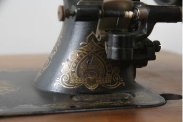 ジャンク品　希少!!　BRILLANT　お洒落なアンティークの空間を演出する足踏みミシン(ミシンテーブル、工業用ミシン、ミシン台、サイドテーブル、ディスプレイ)(R-073305)