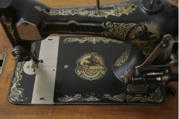 ジャンク品　希少!!　BRILLANT　お洒落なアンティークの空間を演出する足踏みミシン(ミシンテーブル、工業用ミシン、ミシン台、サイドテーブル、ディスプレイ)(R-073305)