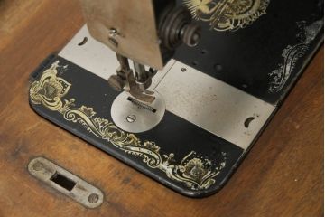 ジャンク品　希少!!　BRILLANT　お洒落なアンティークの空間を演出する足踏みミシン(ミシンテーブル、工業用ミシン、ミシン台、サイドテーブル、ディスプレイ)(R-073305)