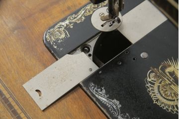 ジャンク品　希少!!　BRILLANT　お洒落なアンティークの空間を演出する足踏みミシン(ミシンテーブル、工業用ミシン、ミシン台、サイドテーブル、ディスプレイ)(R-073305)