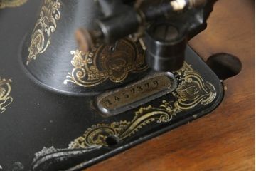 ジャンク品　希少!!　BRILLANT　お洒落なアンティークの空間を演出する足踏みミシン(ミシンテーブル、工業用ミシン、ミシン台、サイドテーブル、ディスプレイ)(R-073305)