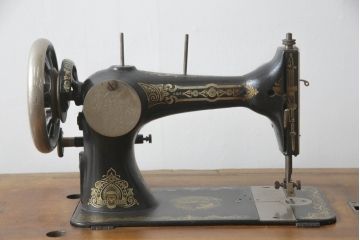 ジャンク品　希少!!　BRILLANT　お洒落なアンティークの空間を演出する足踏みミシン(ミシンテーブル、工業用ミシン、ミシン台、サイドテーブル、ディスプレイ)(R-073305)