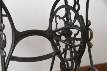 ジャンク品　希少!!　BRILLANT　お洒落なアンティークの空間を演出する足踏みミシン(ミシンテーブル、工業用ミシン、ミシン台、サイドテーブル、ディスプレイ)(R-073305)