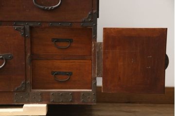 和製アンティーク　前面栗(クリ)材　金具の立派な二段重ね東北衣装箪笥(時代箪笥、和タンス、衣装たんす、収納タンス、引き出し、重ねタンス)(R-073326)
