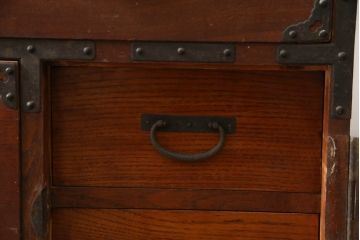 和製アンティーク　前面栗(クリ)材　金具の立派な二段重ね東北衣装箪笥(時代箪笥、和タンス、衣装たんす、収納タンス、引き出し、重ねタンス)(R-073326)