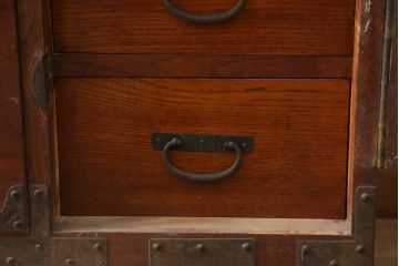和製アンティーク　前面栗(クリ)材　金具の立派な二段重ね東北衣装箪笥(時代箪笥、和タンス、衣装たんす、収納タンス、引き出し、重ねタンス)(R-073326)