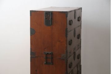 和製アンティーク　前面栗(クリ)材　金具の立派な二段重ね東北衣装箪笥(時代箪笥、和タンス、衣装たんす、収納タンス、引き出し、重ねタンス)(R-073326)