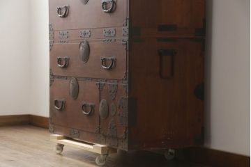 和製アンティーク　前面栗(クリ)材　金具の立派な二段重ね東北衣装箪笥(時代箪笥、和タンス、衣装たんす、収納タンス、引き出し、重ねタンス)(R-073326)
