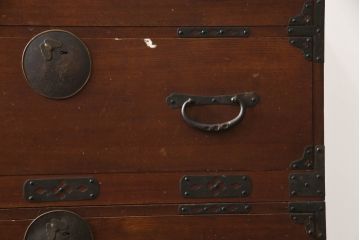和製アンティーク　前面栗(クリ)材　金具の立派な二段重ね東北衣装箪笥(時代箪笥、和タンス、衣装たんす、収納タンス、引き出し、重ねタンス)(R-073326)