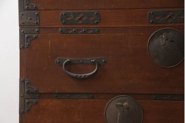 和製アンティーク　前面栗(クリ)材　金具の立派な二段重ね東北衣装箪笥(時代箪笥、和タンス、衣装たんす、収納タンス、引き出し、重ねタンス)(R-073326)