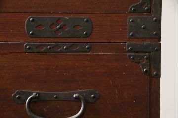和製アンティーク　前面栗(クリ)材　金具の立派な二段重ね東北衣装箪笥(時代箪笥、和タンス、衣装たんす、収納タンス、引き出し、重ねタンス)(R-073326)